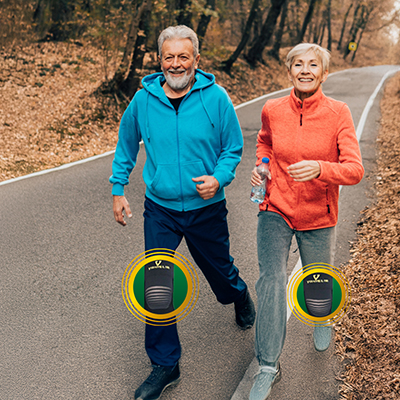 Pareja de adultos mayores usando Rodillera VANTELIN al salir a caminar